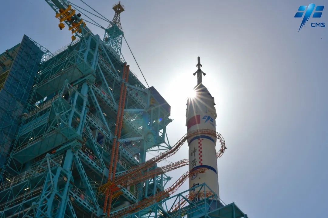 5月29日,神舟十四号载人飞船与长征二号F遥十四运载火箭组合体转至发射区。