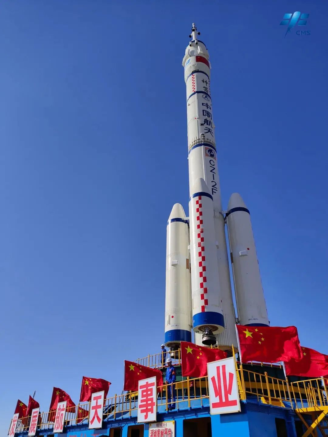 5月29日,神舟十四号载人飞船与长征二号F遥十四运载火箭组合体正在转往发射区途中。