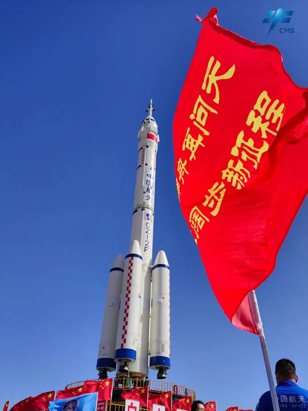 5月29日,神舟十四号载人飞船与长征二号F遥十四运载火箭组合体正在转往发射区途中。