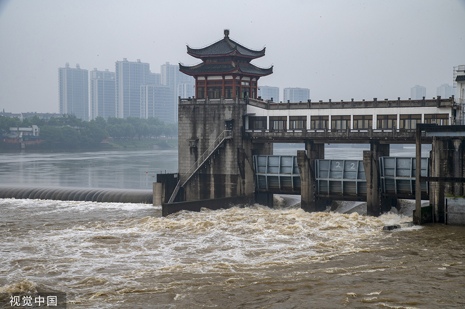 2022年5月29日,浙江金华,金华江河盘桥枢纽,正在紧急放水泄洪。胡肖飞/视觉中国 图