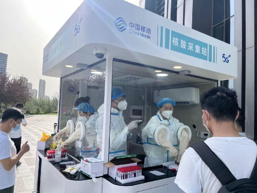 在新疆,核酸采集站正在为市民进行核酸取样