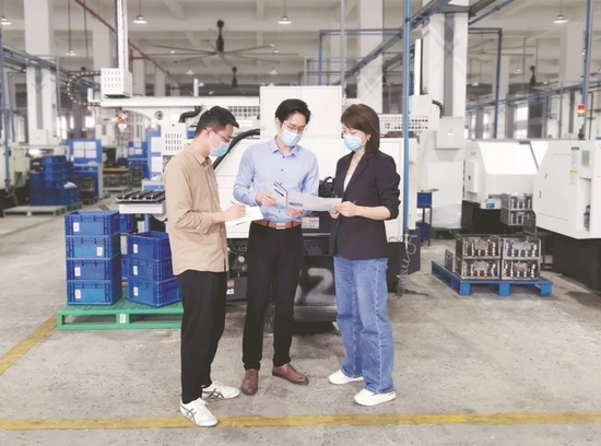 浙江省玉环市纪委监委近日在辖区内企业开展走访,并对全市退休干部违规到企业任职情况开展专项清理,推动构建亲清政商关系。图为该市纪委监委工作人员到某企业宣传规范政商交往有关内容。吴广瑶 摄