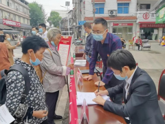 张家界：“摆摊”接访听民声解民忧