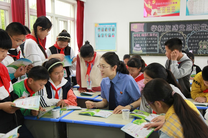 江苏省淮安市淮安区检察院检察官为孩子们讲授以自我保护为主题的法治教育课。