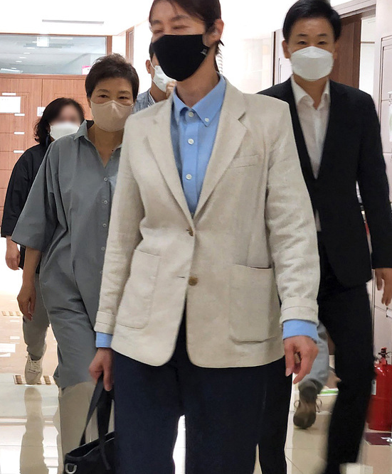 朴槿惠5月28日出门投票,律师柳荣夏随行(韩媒news 1)