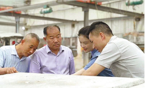 王松涛(左二)受邀对湖北省随县检察院办案涉及的某石材企业合规整改情况进行“回头看”。