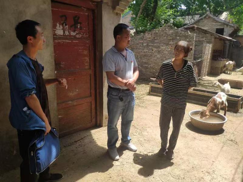 上河村党支部书记王永锋(左二)与村民商量产业发展。(受访对象供图)