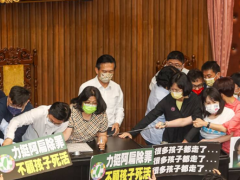 撒假钞、扔水杯……反对为扁除罪修正案，蓝委与绿委“立法院”激烈冲突