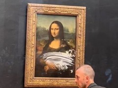 名画《蒙娜丽莎》被游客扔蛋糕 男子假扮老妇作案