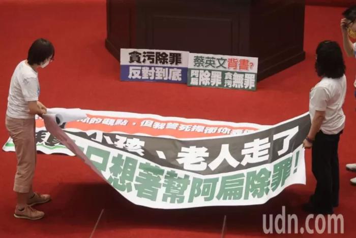 国民党籍“立委”占据立法机构议场主席台,举着布条表达抗议。 图文联合新闻网图 苏健忠摄