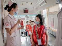 少先队员解密“一袋血的旅程” 探访献血背后的故事