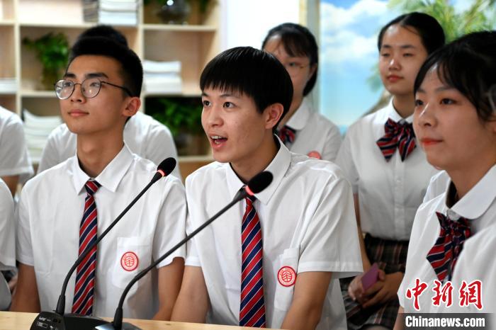 漳州市第一外国语学校的学生介绍闽南特色文化和校园生活。 张金川 摄