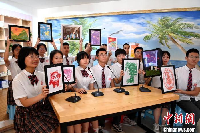 漳州市第一外国语学校的学生通过视频了解香港培侨书院校园生活。 张金川 摄