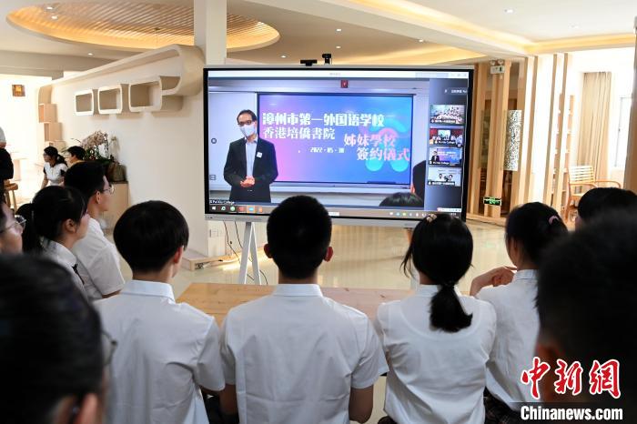香港培侨书院校长吴育智视频讲话。 张金川 摄
