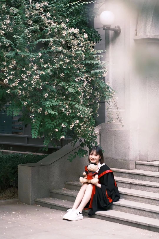 2022年5月,中国人民大学的毕业生在学校拍照留念。受访者供图