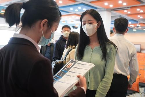 4月8日,西北师范大学的应届毕业生在招聘会现场投简历。新华社记者 郎兵兵 摄