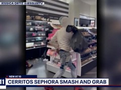 视频疯传！美媒：3名窃贼肆无忌惮洗劫化妆品店，顾客目瞪口呆