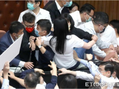 台媒：蓝绿“立委”昨在“立法院”打架，今3名“绿委”新冠快筛呈阳性