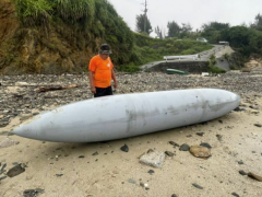 日本海岸突现不明燃料箱：散发油气 印有美军航空母舰标志