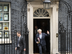 英国首相为丑闻再辩解 执政党党内或投票令其下台