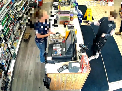 美国12岁男孩持枪抢劫加油站，店员反问：你是认真的吗？