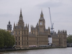 英国议会大厦附近发现可疑包裹 警方紧急封锁现场