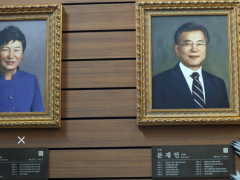 韩国世宗市总统档案馆首次向民众展示文在寅肖像画