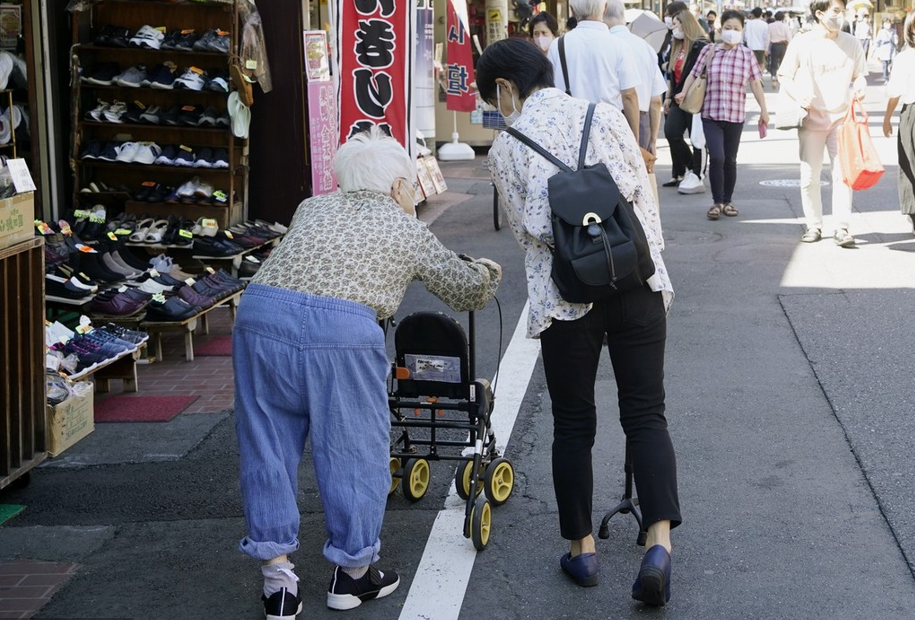 日本老人走在街上(资料图)