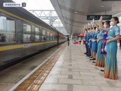 中老铁路首开旅游专列 诚邀80名医护人员列车巡礼