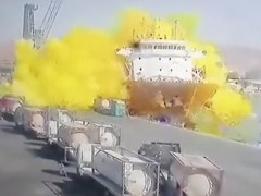 约旦一港口集装箱爆炸使有毒气体泄漏致13死，现场大量黄色气体扩散