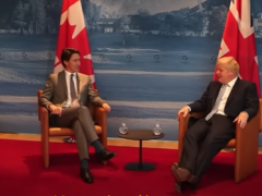 G7峰会一幕！约翰逊与特鲁多见面寒暄，比谁的专机小