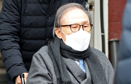 2月10日,李明博被移送至安养监狱。图片来源:韩联社