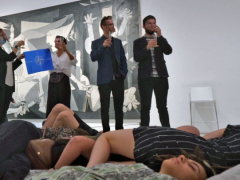 反战人士在毕加索名画前倒地抗议 批评北约煽动战争