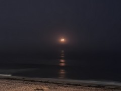 美国西海岸上空出现神秘光点 画面曝光：悬浮不动 持续1小时
