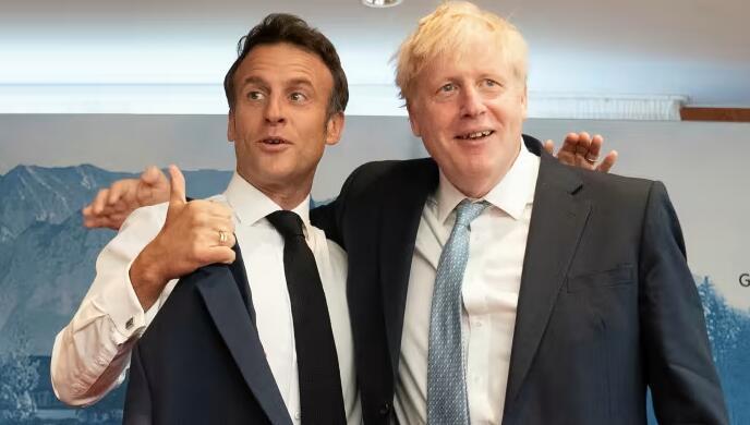 法国总统马克龙(左)和英国首相约翰逊(右) 资料图