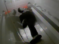 美国男子在警车押运途中重伤瘫痪 多次求助遭警方暴力对待