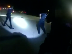 美国一非裔青年被8名警察连开90多枪击毙，赵立坚：震惊！