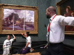 英国环保人士闯美术馆翻改名画 此前曾冲进F1大奖赛直道抗议