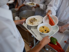 日本“涨价潮”让学校头疼，英媒：有学校不断调食谱，以免超支