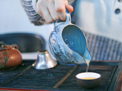 日本一家画廊用古董茶杯待客，茶杯价值高达2.5万美元！