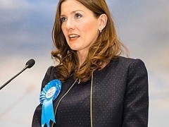 英国教育大臣上任不足36小时火速辞职 称收入将捐赠慈善机构