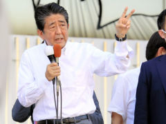安倍街头演讲中枪倒地 夫人安倍昭惠乘车紧急离开东京住宅