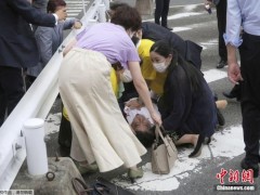 安倍枪击事件目击者：安倍遭第二次枪击时瞬间倒下