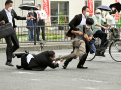 安倍中枪细节曝光：第一声枪响后他继续演讲，第二枪响后倒地