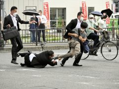 快讯！日本警方公布枪击安倍嫌疑人姓名，被制服画面公开
