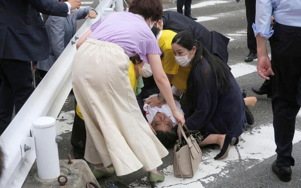 ▲当地时间7月8日,日本前首相安倍晋三在奈良发表演讲时中枪。图/新华社/美联