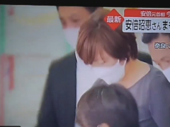 快讯！外媒：岸信夫证实安倍正接受输血，安倍妻子已抵达医院