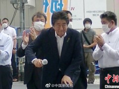 安倍生前与开枪嫌疑人同框