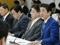 安倍政治生涯回顾：那些高亮、灰色和至暗时刻