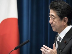 卸任后的安倍晋三：退而不休，还因弹钢琴成网红